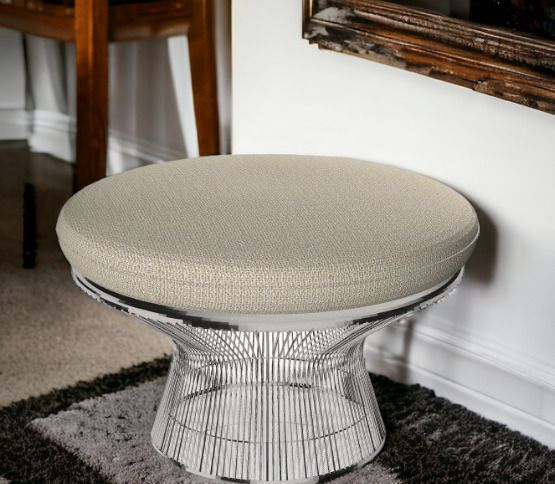 Platner Ottoman von Knoll International mit beigem Stoffbezug und verchromtem Drahtgestell. Fußhocker für Wohnzimmer.
