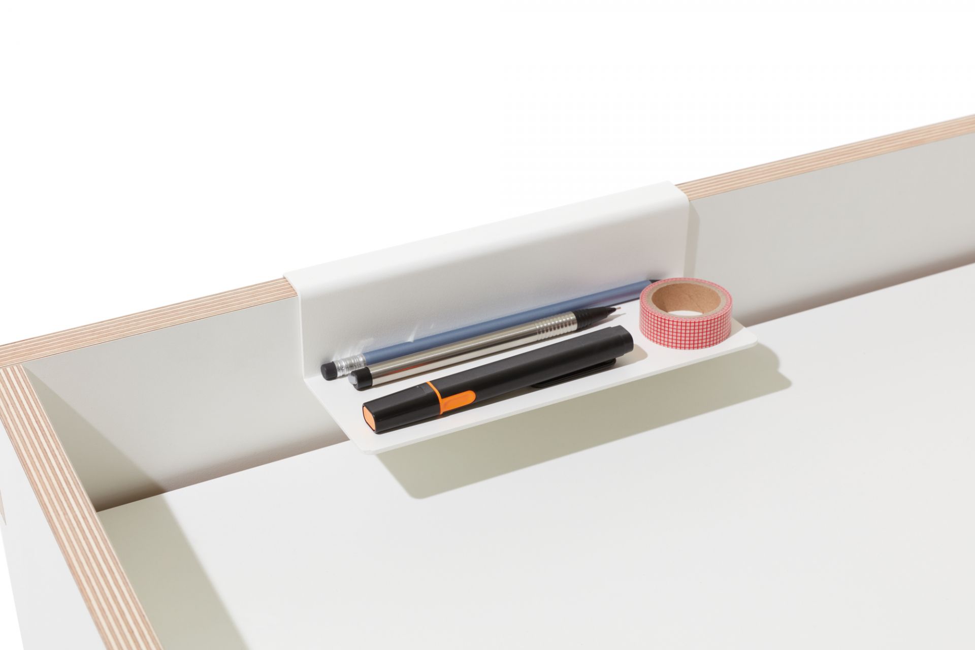 Flai Zubehör für Sekretär: Weiße Ablage mit Stiften und Klebeband am Schreibtisch.