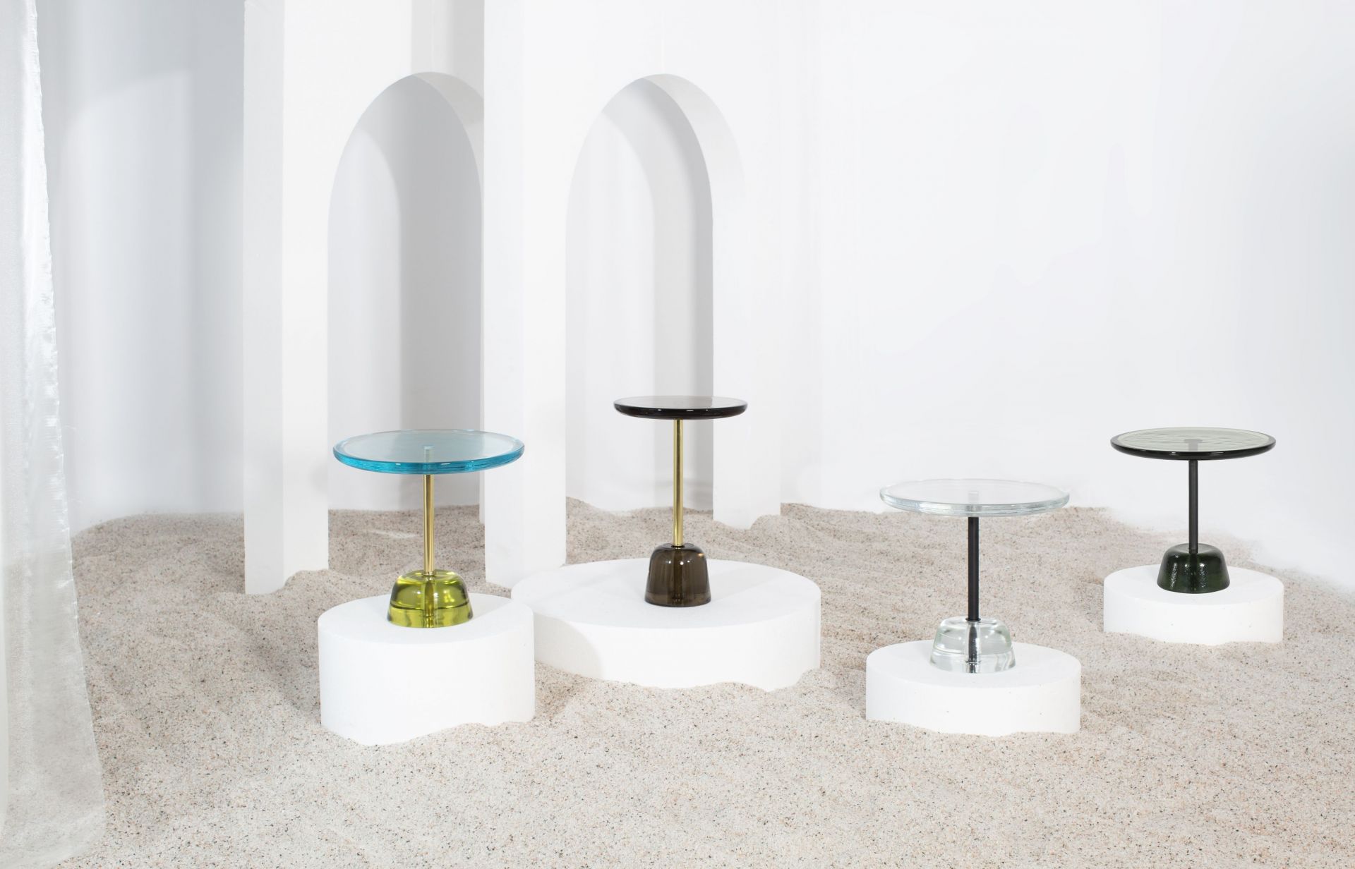 Pina low Beistelltische von Pulpo mit Glasplatte und farbigem Glasfuß auf Podesten.