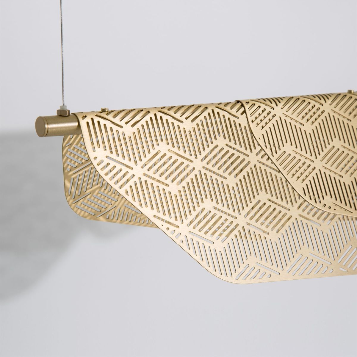 Detailaufnahme: Mediterranea Pendelleuchte Small von Petite Friture, goldfarbenes Metall mit geometrischen Mustern.