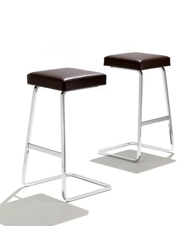 Zwei Four Seasons Barhocker von Knoll International mit braunen Sitzen und Chromgestell.