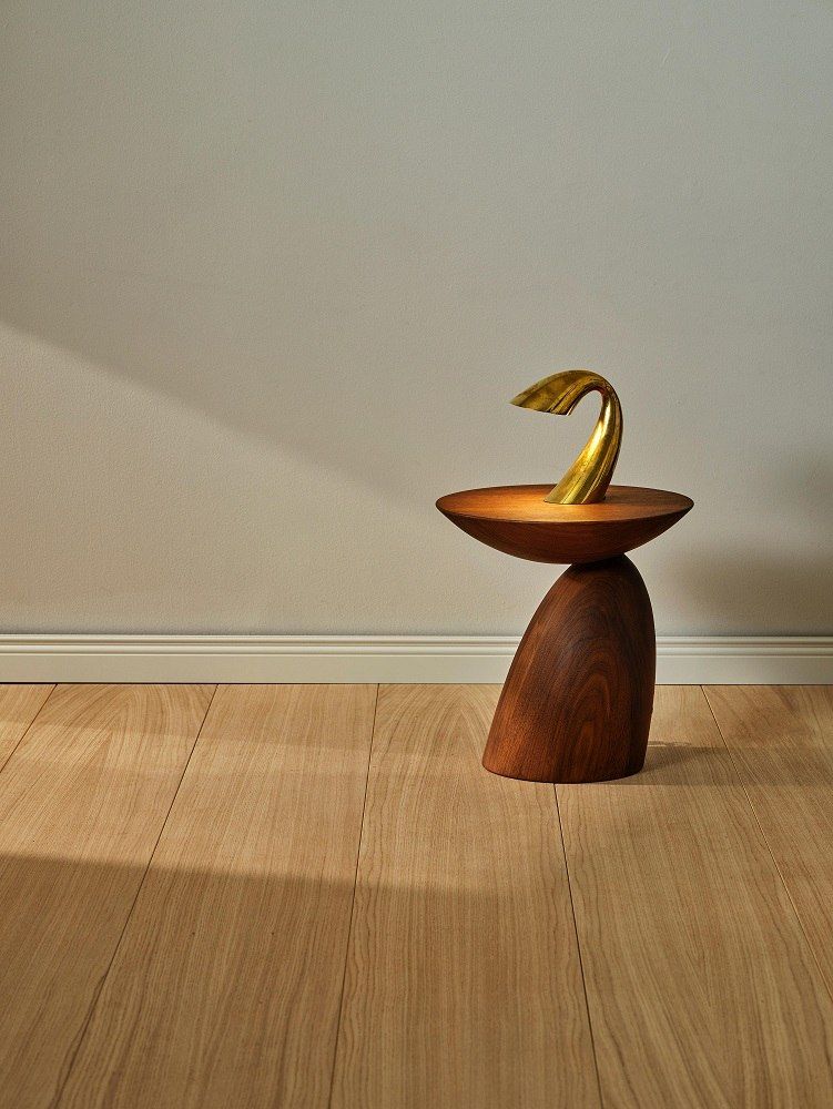 Wooden Parabel Table Holztisch von Eero Aarnio Originals, moderner Beistelltisch aus Holz mit goldener Lampe.