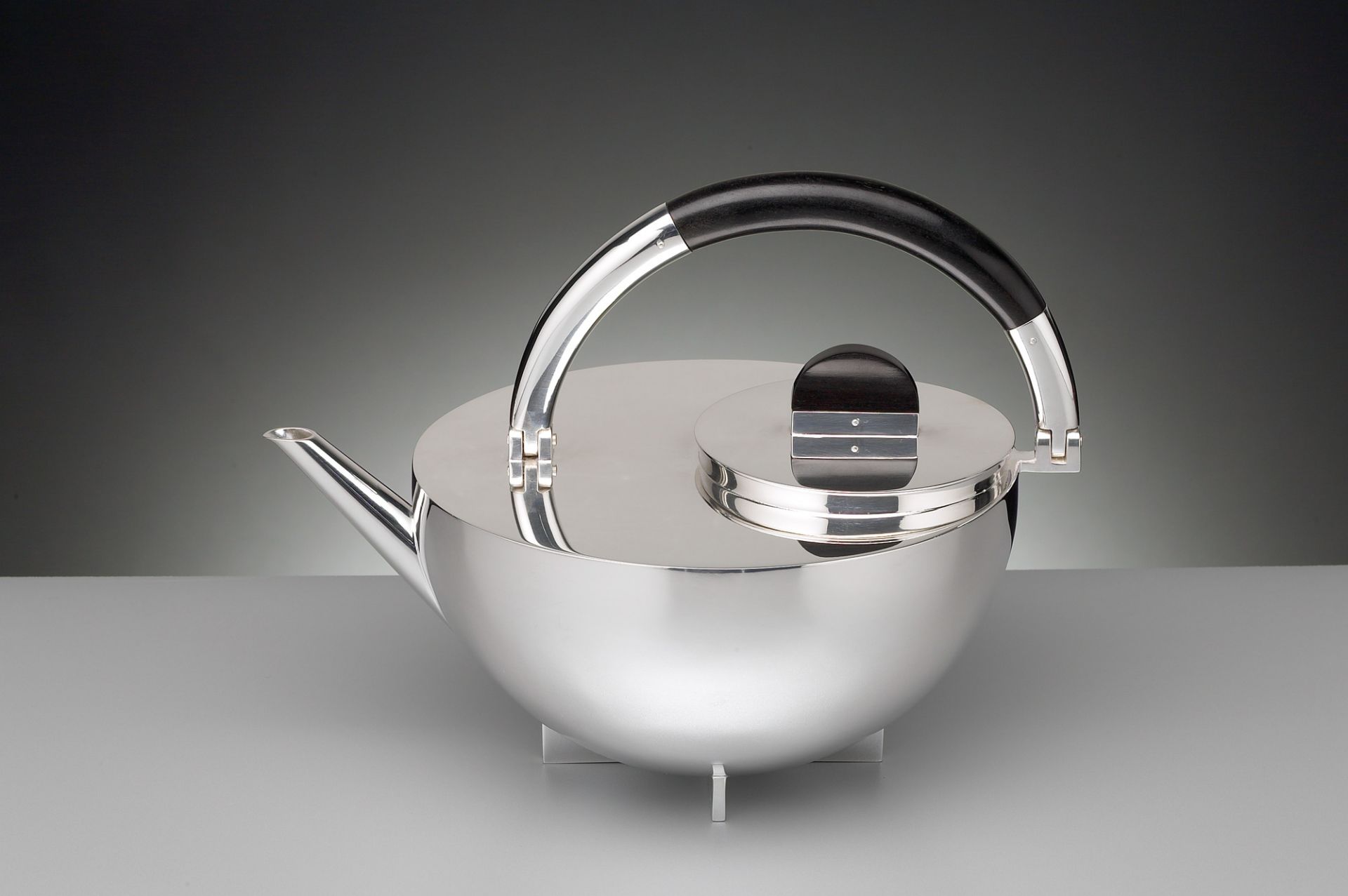 MBTK 24 Teekanne von Tecnolumen im Bauhaus-Stil: Silberne Teekanne mit Holzgriff und Ausgießer.