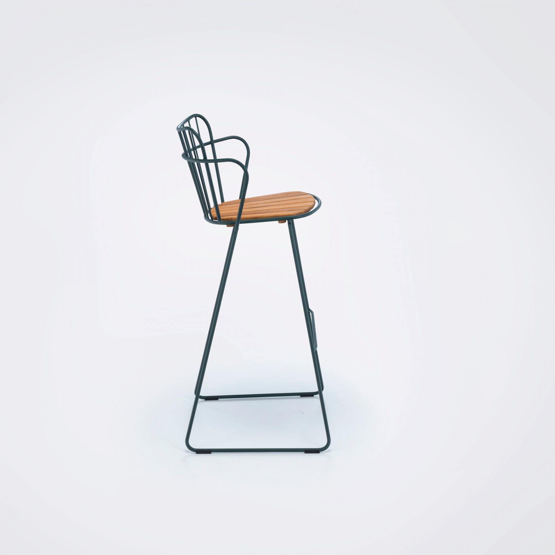 Paon Barhocker von Houe für den Außenbereich, Stahl und Bambus, Seitenansicht.