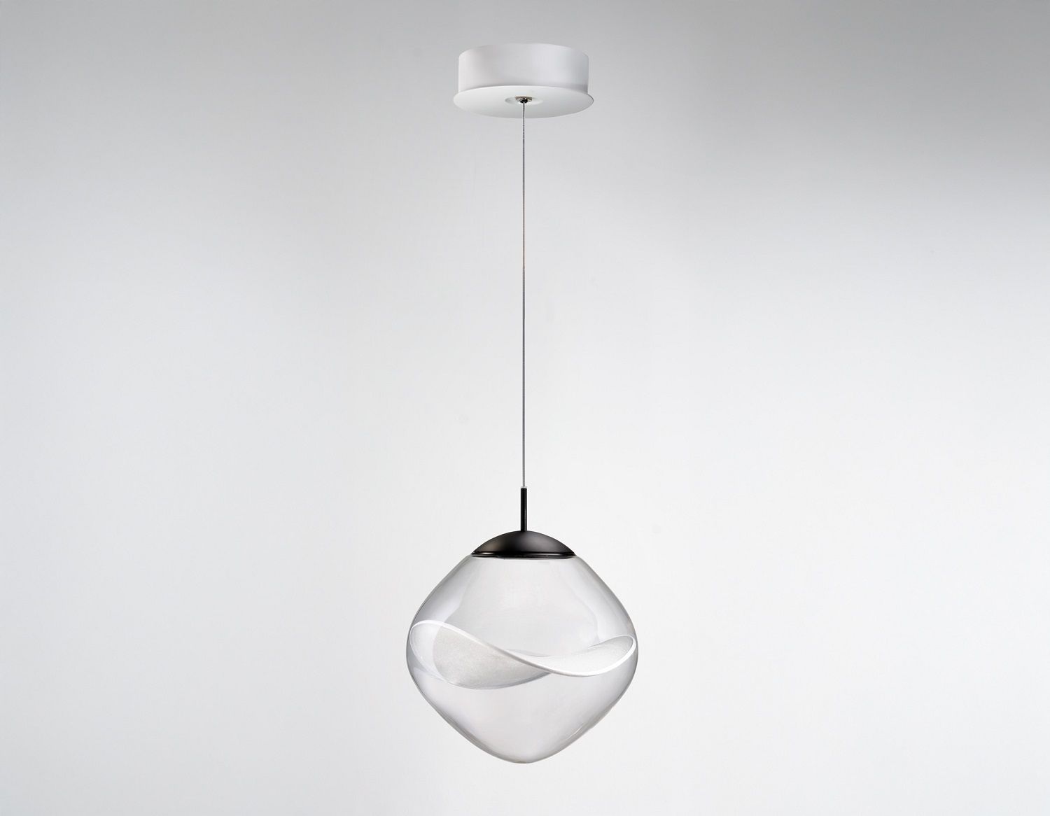 Aether Pendelleuchte in Weiß: Moderne Hängelampe mit organisch geformtem Glasschirm und elegantem Design.