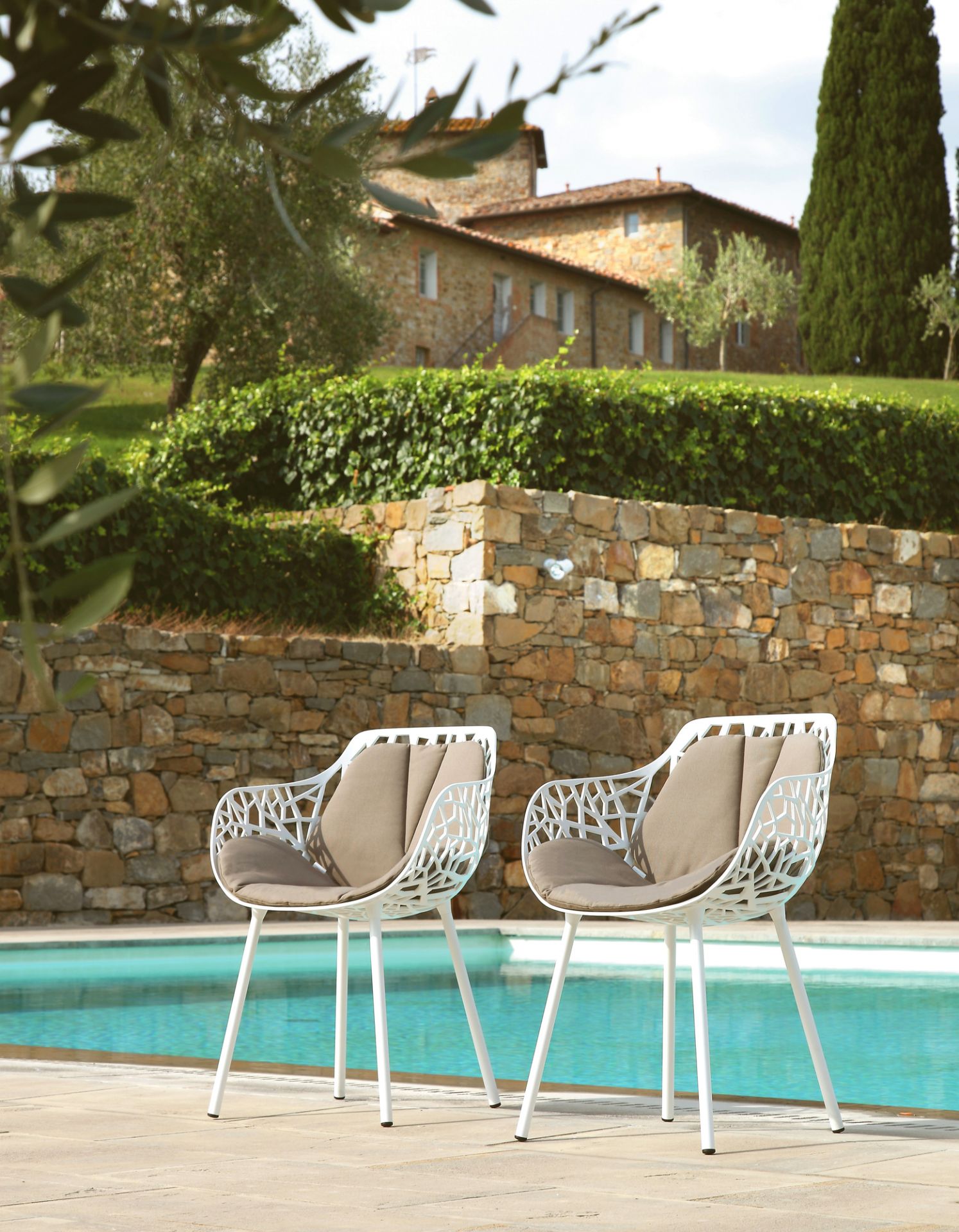 Zwei Forest Outdoor Sessel in Pulvergrau am Pool, moderne Gartenmöbel mit Sitzkissen.