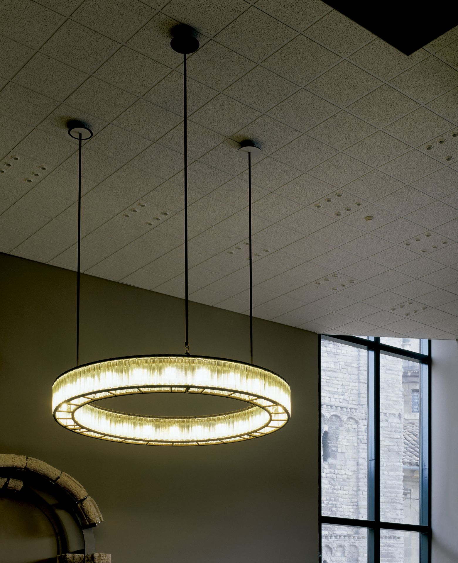 Estadio 250 Deckenleuchte von Santa & Cole: Runde Hängelampe mit Glasstäben und warmem Licht.