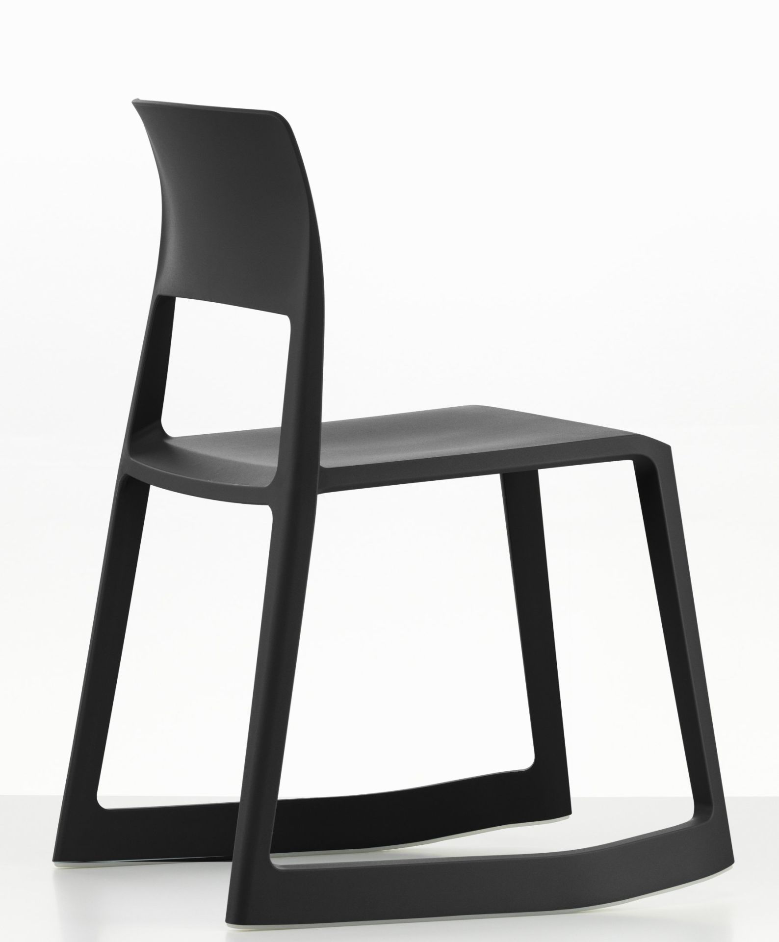 Vitra Tip Ton RE Stuhl in Tiefschwarz, ergonomischer Kunststoffstuhl für dynamisches Sitzen im Büro.
