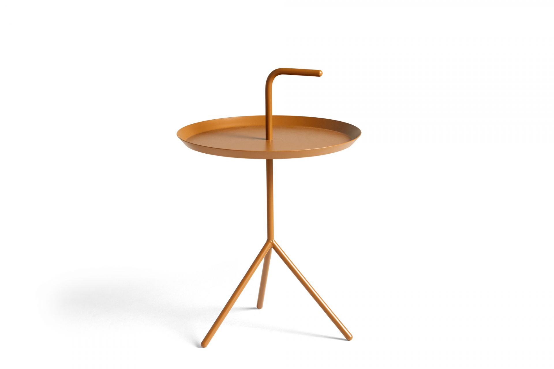 DLM Beistelltisch von Hay in Toffee: Moderner, tragbarer Tisch mit Griff und Dreibein-Gestell.