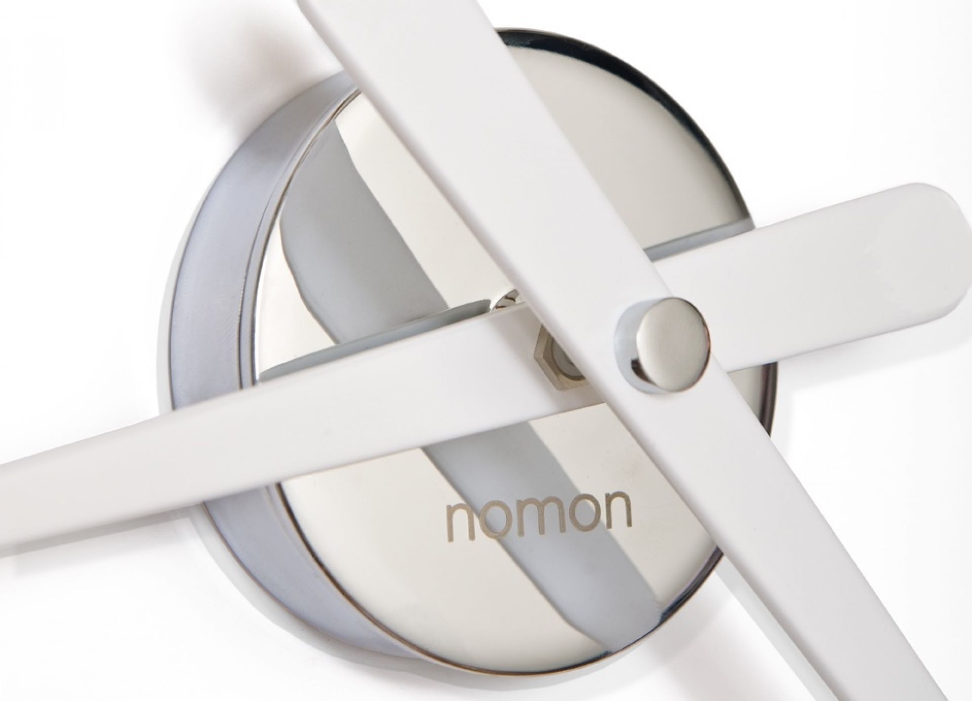 Detailaufnahme der modernen, weißen Nomon Wanduhr Rodón mini L mit silberfarbenem Gehäuse.
