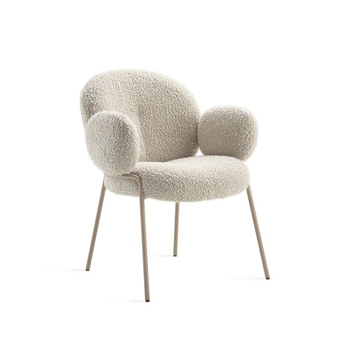 Nana Armchair von Freifrau Manufaktur: Sessel mit Armlehnen, beige Bouclé-Bezug und filigranem Metallgestell.