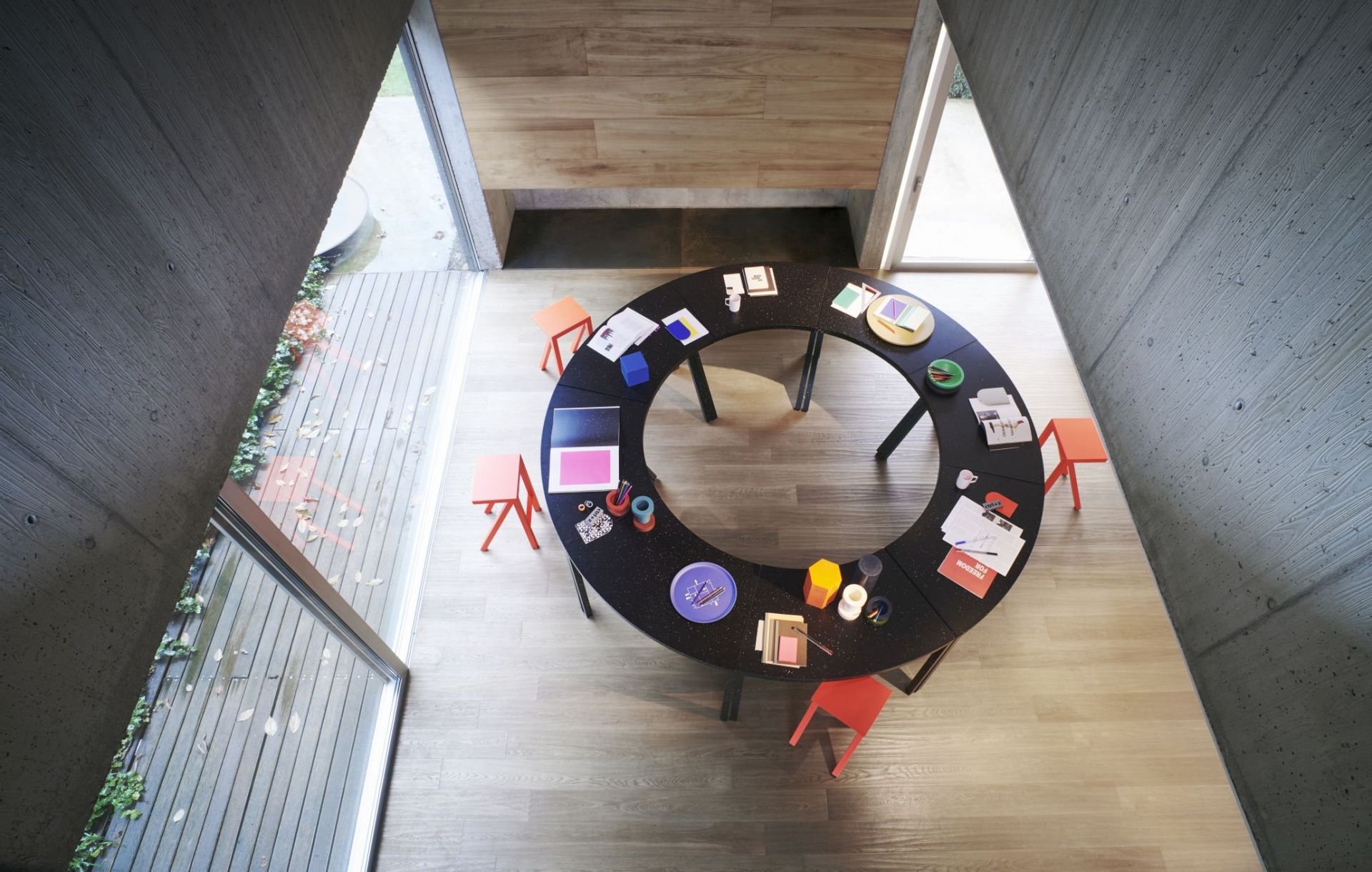 Draufsicht: Bureaurama Hocker/Barhocker Magis in modernem Raum mit rundem Tisch und kreativen Utensilien.