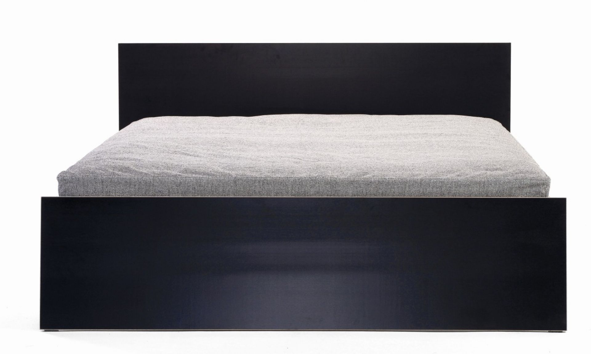 Schwarzes Stockholm Bett von Richard Lampert mit hohem Kopfteil und grauer Matratze.