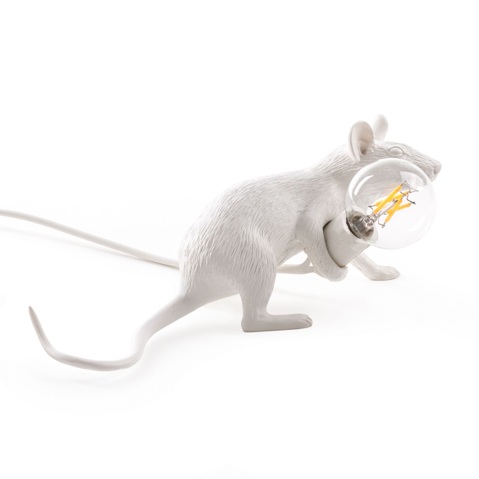 Weiße Mouse Lamp Tischleuchte von Seletti mit USB-Anschluss, in Form einer Maus, die eine Glühbirne hält.