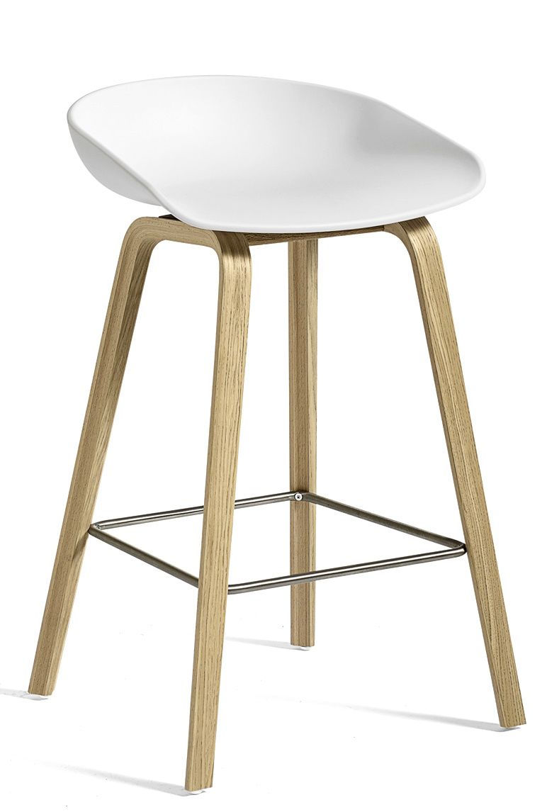 Weißer Hay About a Stool AAS32 Barhocker mit hellem Holzgestell und Fußstütze aus Metall.