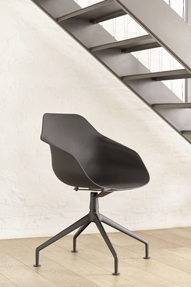 Yonda Stuhl von Wilkhahn mit Viersternfuß, grauer Sitzschale und modernem Design vor Treppe.