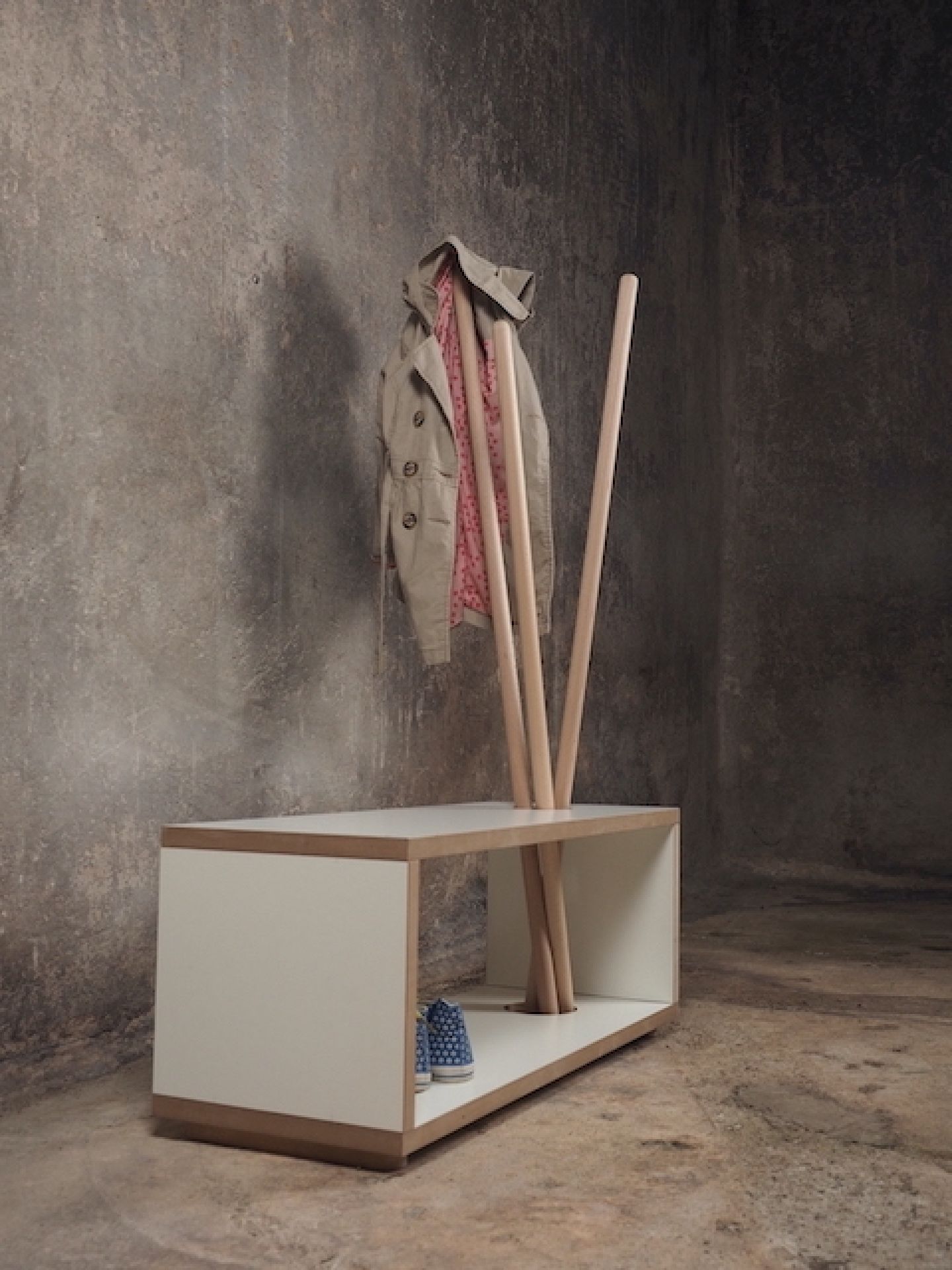 Tojo Kids Ordnung Kindergarderobe mit Bank, Jacke und Schuhen vor einer grauen Wand.