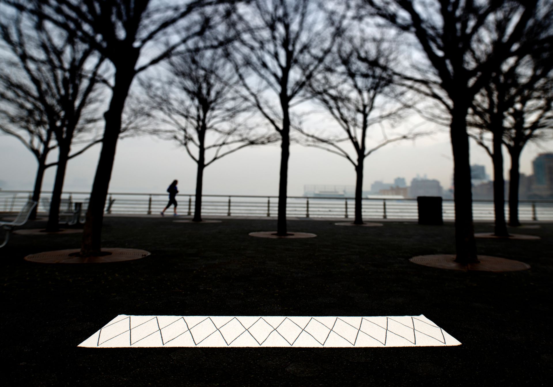 Max Kunststoffteppich von Pappelina, 70x240 cm, mit grafischem Muster im Außenbereich. Wetterfester Teppich.