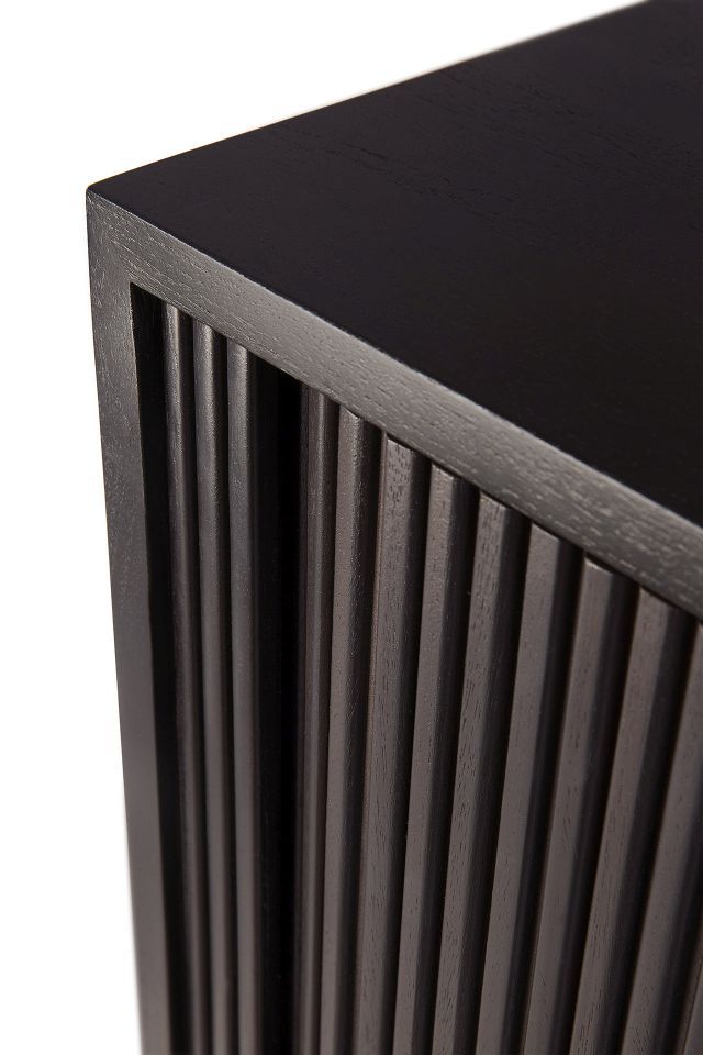 Detailaufnahme der schwarzen Ethnicraft Roller Anrichte aus Teakholz mit geriffelten Türen.