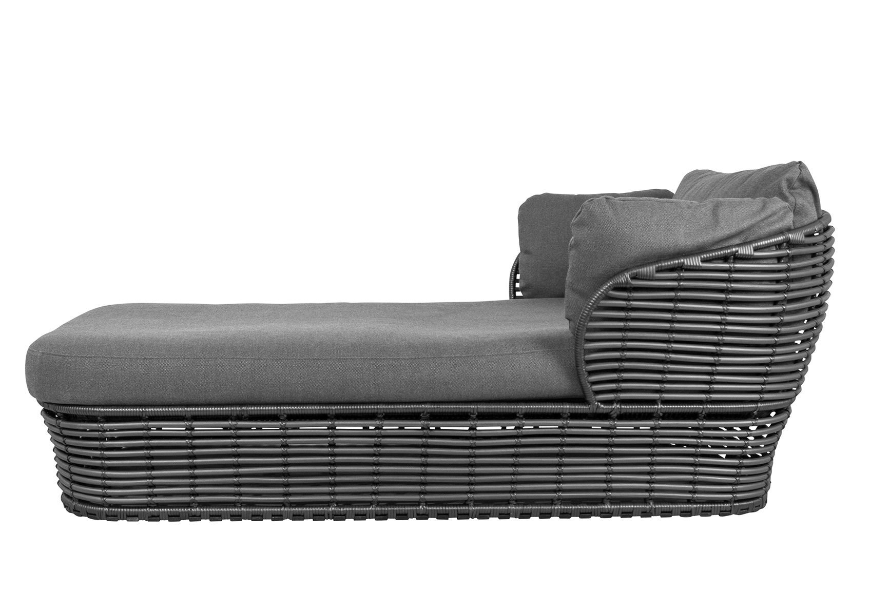 Graphitgraues Cane-Line Basket Daybed mit Kissen, seitliche Ansicht. Gartenmöbel für Terrasse und Balkon.