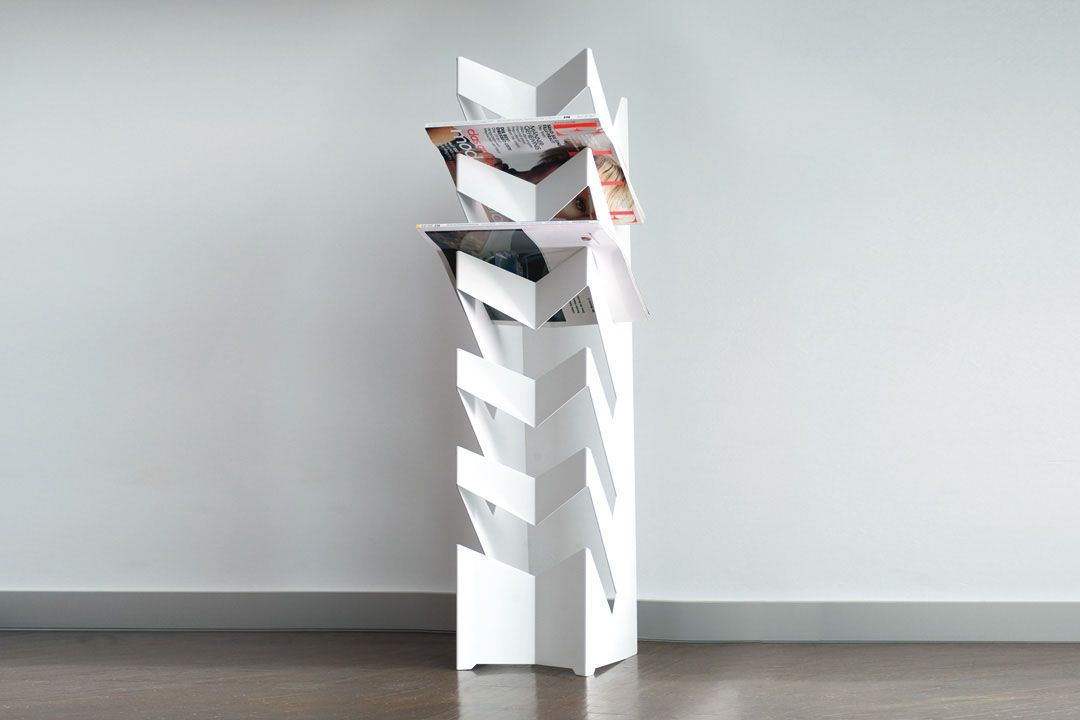 Weißer News Boden Zeitungsständer mit Zeitungen, moderner Zeitschriftenständer für Wohnzimmer und Büro.