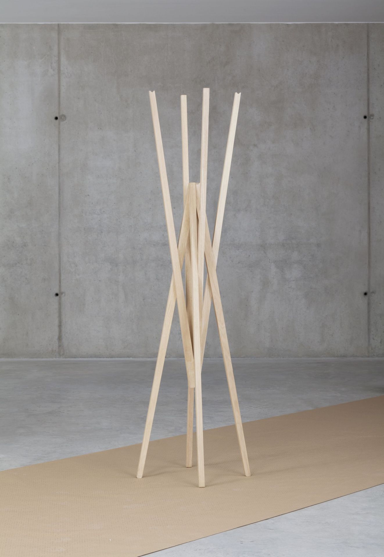 Simetria Kleiderständer von Prostoria, aus hellem Holz, moderner Garderobenständer für Flur und Schlafzimmer.