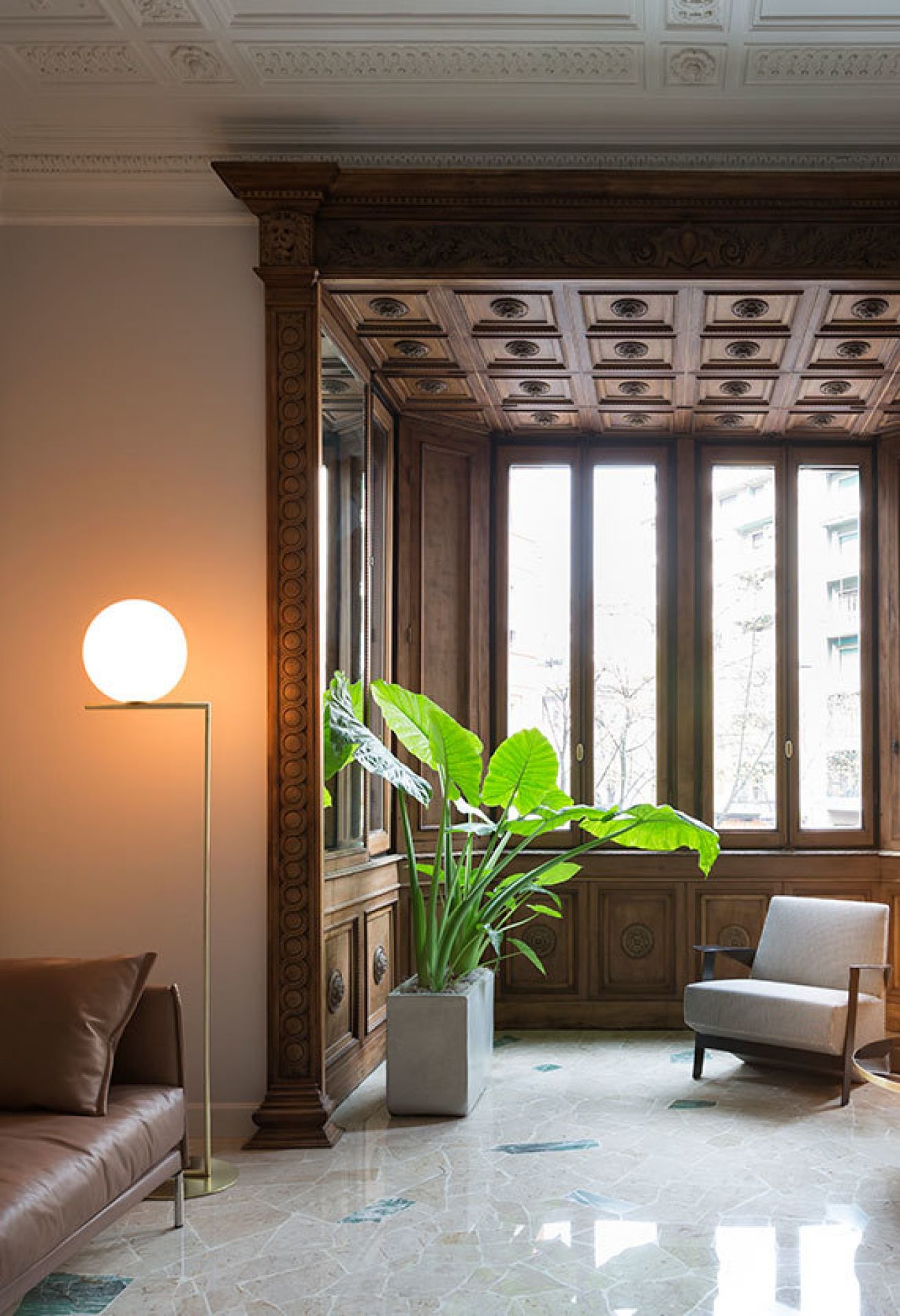 IC Lights Stehleuchte: Moderne Flos Lampe mit Kugel-Design im stilvollen Wohnzimmer.