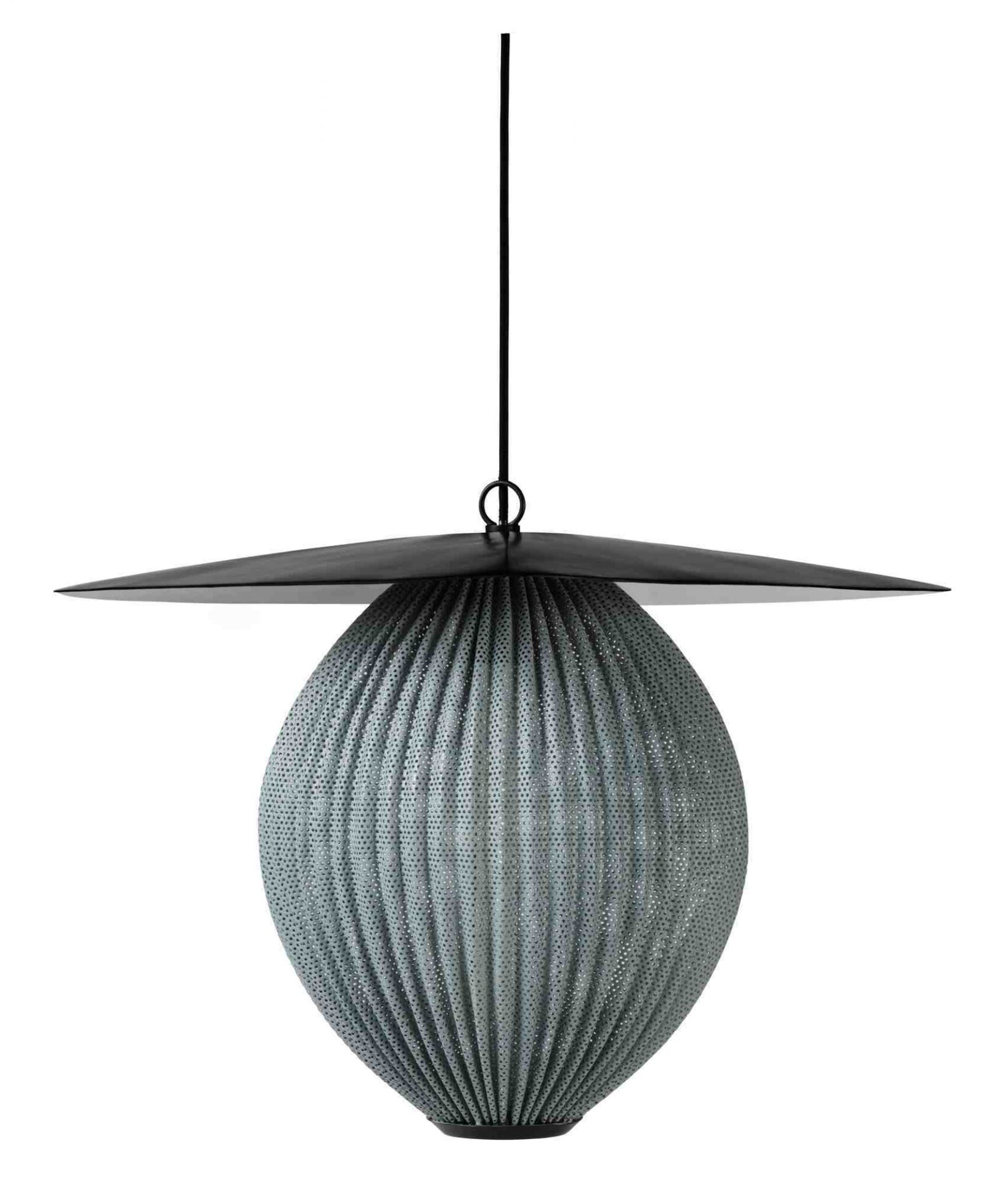 Steingraue Gubi Satellite Pendelleuchte mit perforiertem Lampenschirm und schwarzem Schirm. Design Lampe.