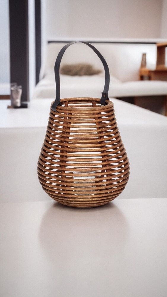 Hübsche Rattan Laterne mit Glas-Einsatz und Tragegriff, dekorative Innenraum-Beleuchtung für gemütliche Atmosphäre.