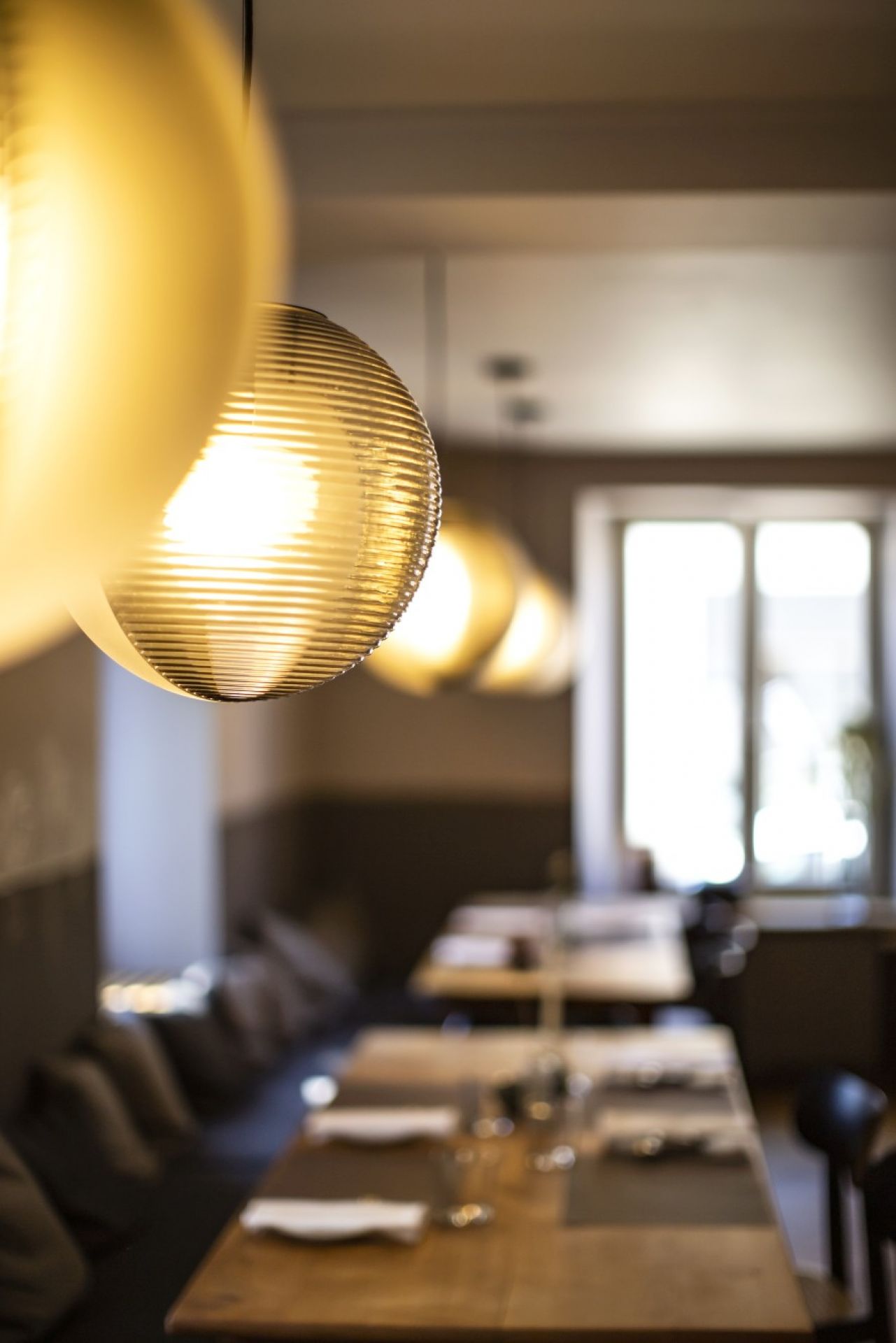 Transparente Stellar Pendelleuchte von Pulpo, eine moderne Hängelampe für stilvolle Innenräume.