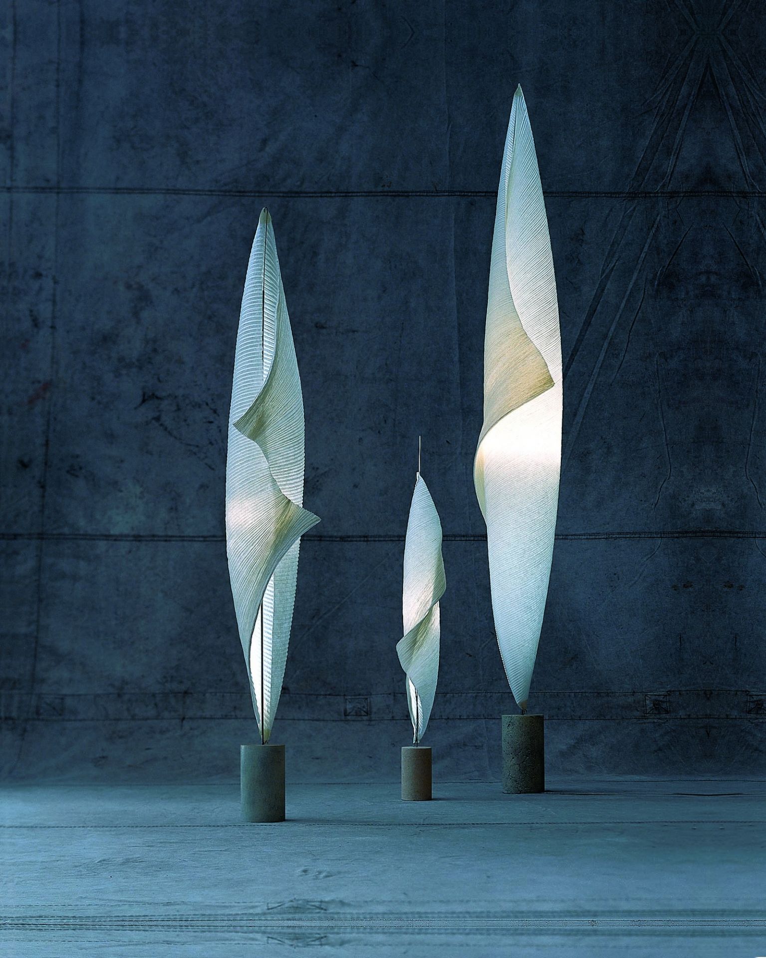 Wo-Tum-Bu Stehleuchten von Ingo Maurer, drei moderne Designlampen mit spiralförmigen Schirmen und Betonfuß für Wohnzimmer.