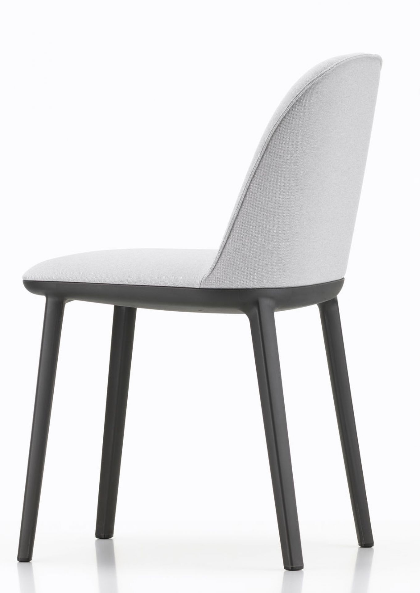 Grauer Vitra Softshell Side Chair Stuhl mit dunklem Gestell, Seitenansicht. Moderner Designstuhl.