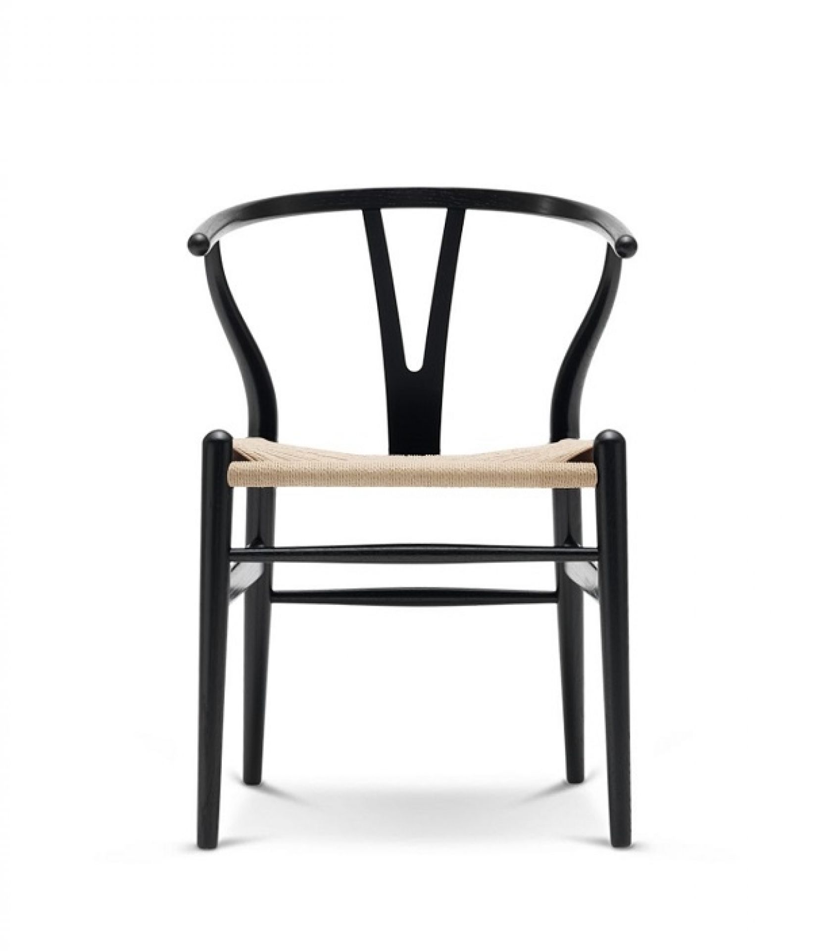 Schwarzer CH24 Wishbone Chair mit heller Sitzfläche aus Kordel, Designklassiker von Carl Hansen.