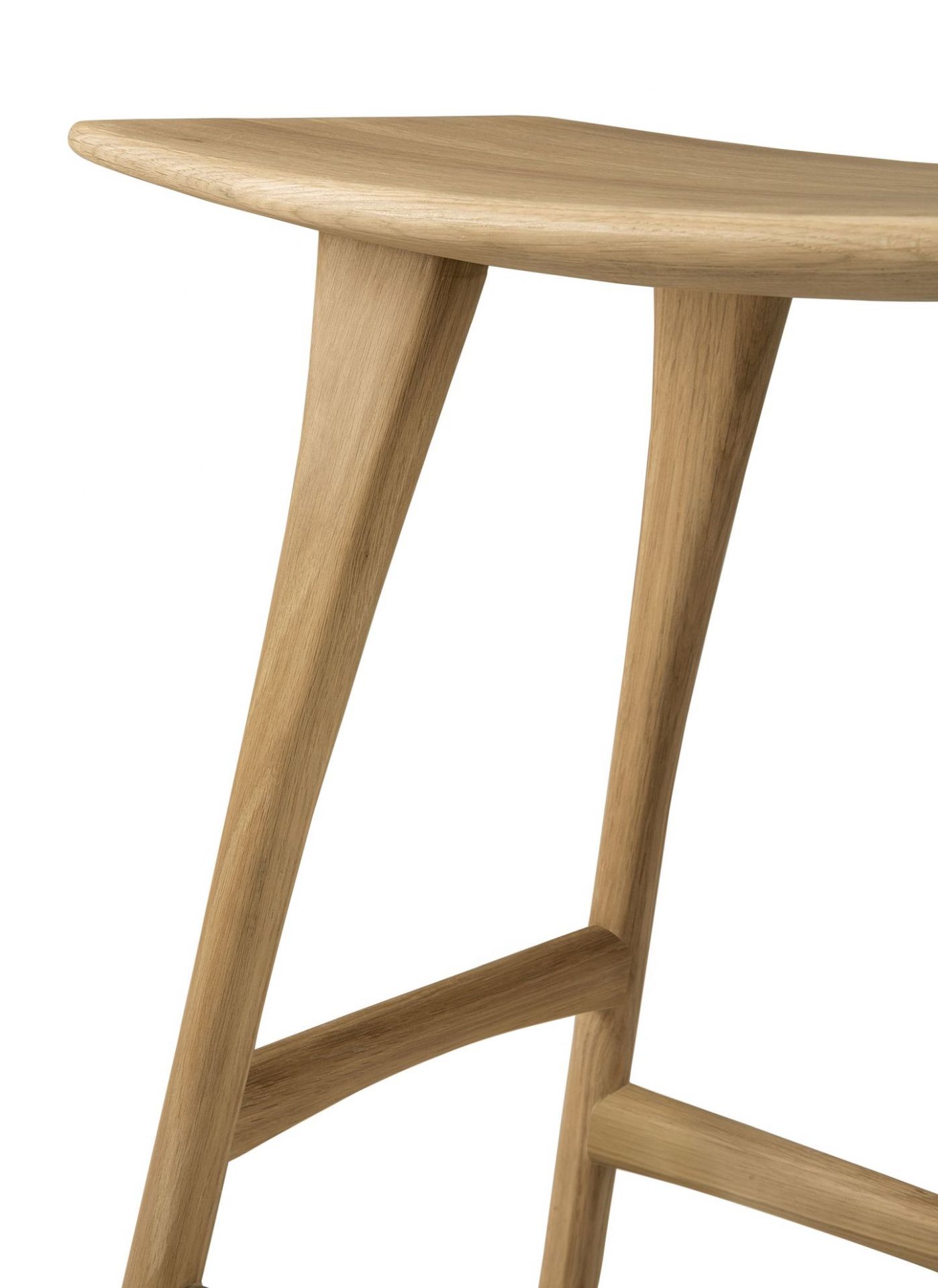 Detailaufnahme des Osso Tresenhockers von Ethnicraft aus Eiche, modernes Design für Küche oder Bar.