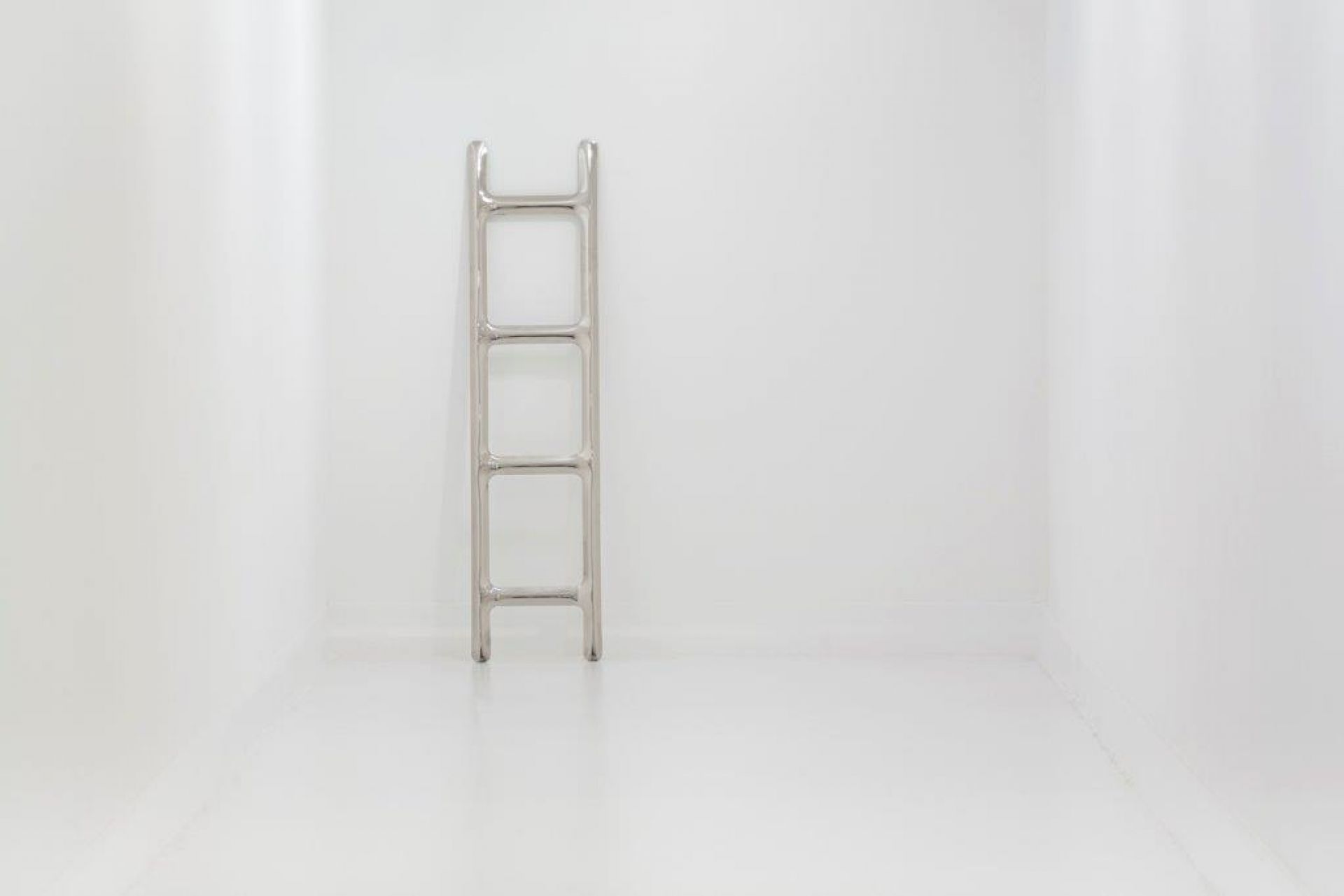 Silberner Drab Herrendiener von Zieta im minimalistischen, weißen Raum. Moderner Kleiderständer für Schlafzimmer.