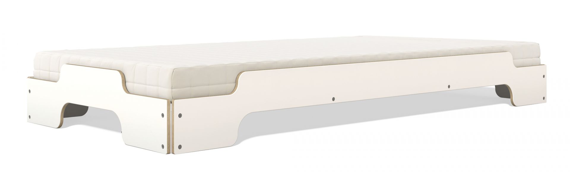 Weiße Stapelliege von Müller Möbelwerkstätten, Modell Klassik, mit Matratze, 190x80 cm, modernes Design.