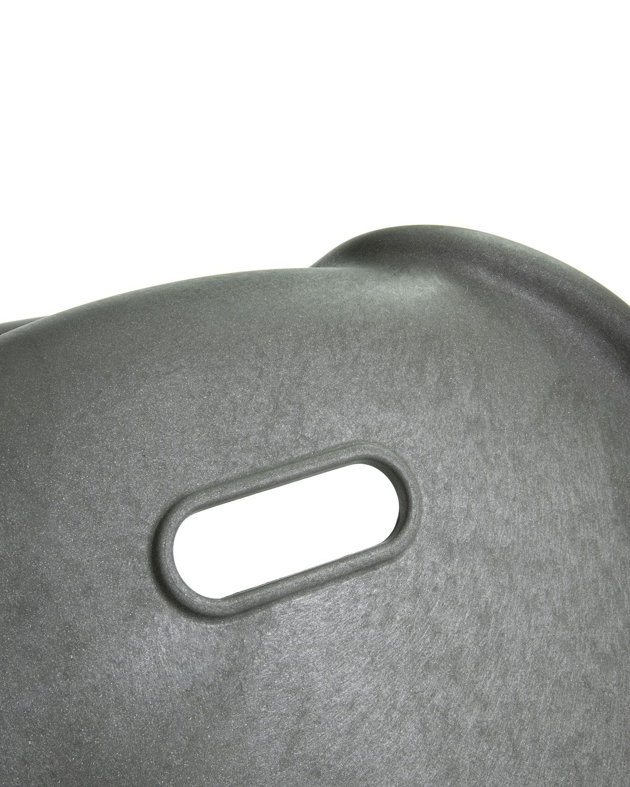 Detailaufnahme: Grauer Magis RE Air Armlehnenstuhl aus recyceltem Kunststoff mit Griffloch. Indoor und Outdoor geeignet.