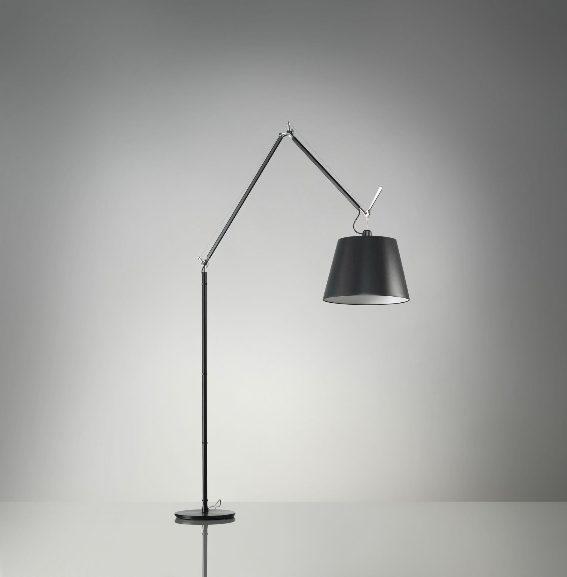 Schwarze Tolomeo Mega LED Stehleuchte von Artemide mit verstellbarem Arm und konischem Lampenschirm.