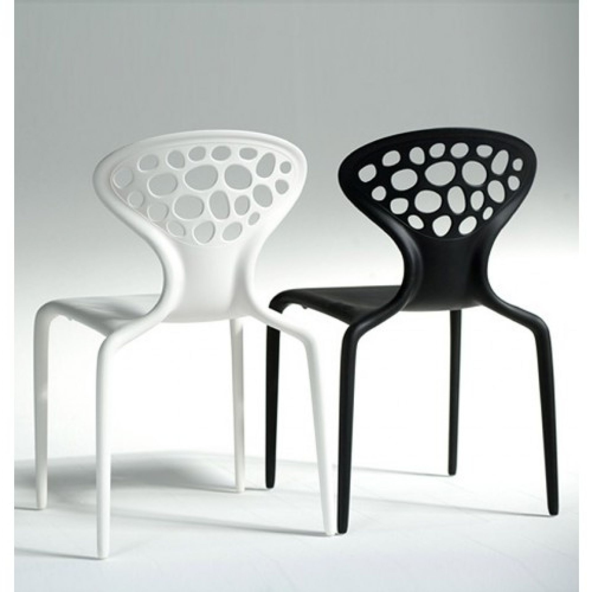 Weißer und schwarzer Supernatural Stuhl mit Löchern von Moroso, modernes Design für Esszimmer.