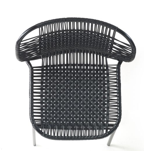 Schwarzer Cielo Stacking Chair, ein stapelbarer Outdoor-Stuhl mit geflochtener Sitzfläche und Rückenlehne.