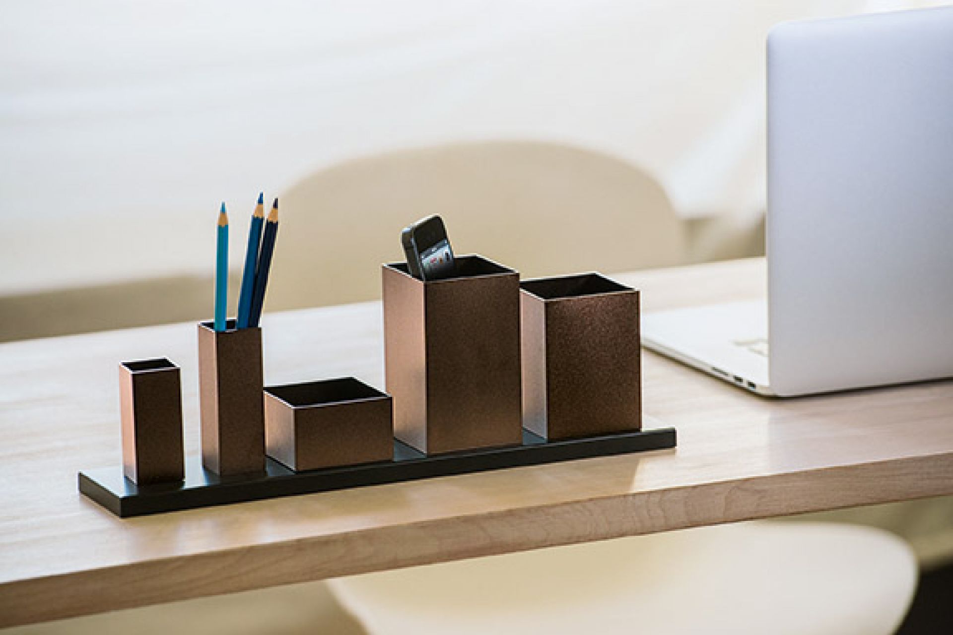 Theo Office Butler von Philippi, ein Schreibtischorganizer aus Metall mit Fächern für Stifte und Smartphone.