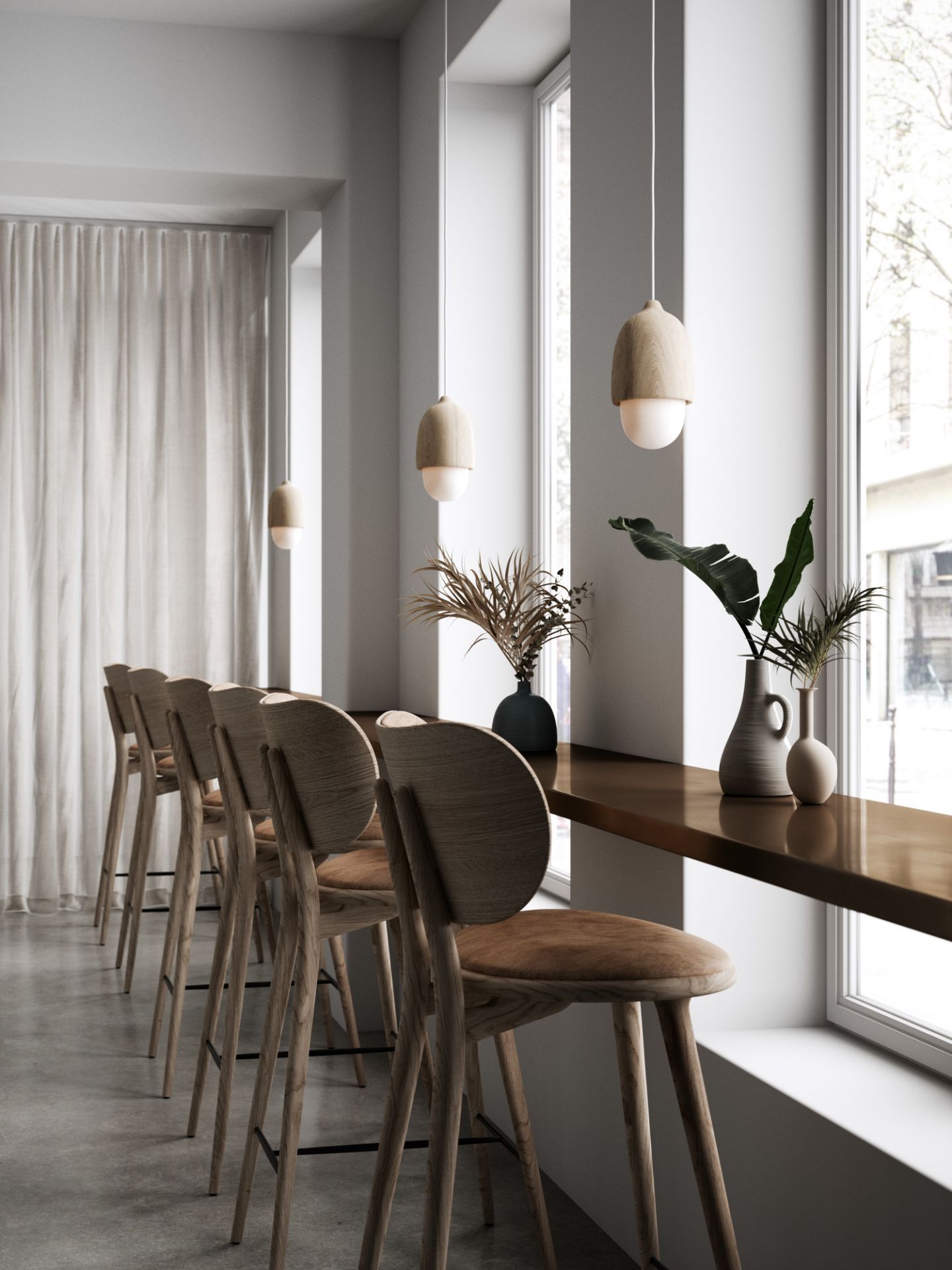 Reihe von hellen Holz Barhockern mit Rückenlehne, Mater High Stool, an einem Tresen.