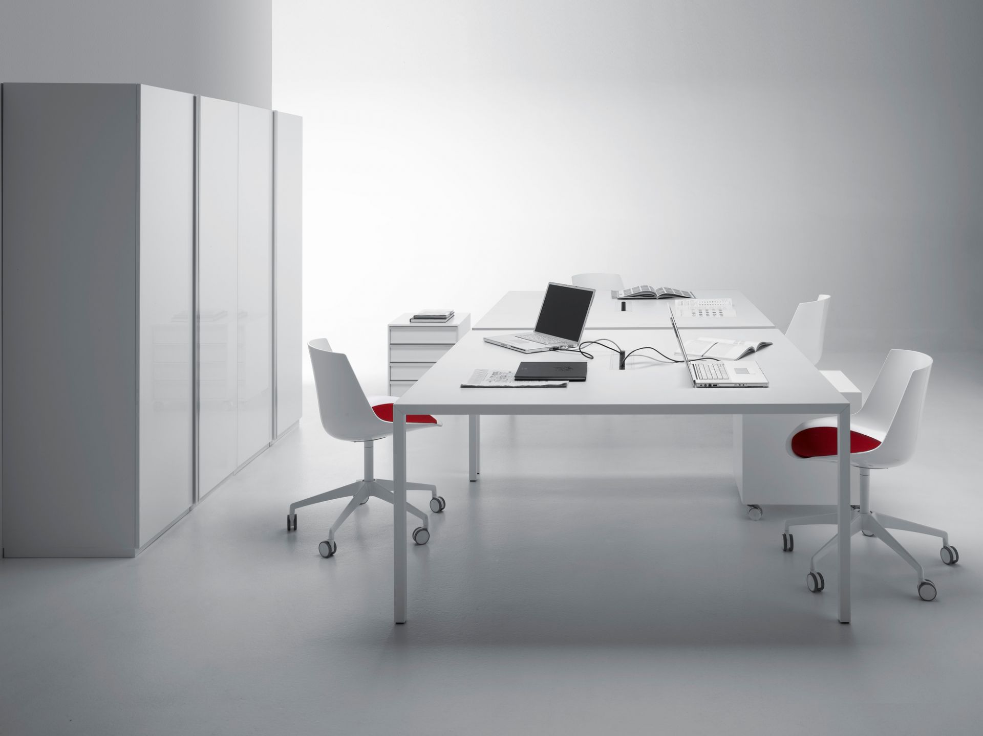 Tense Tisch Vorzugskombination von MDF Italia: Moderner, weißer Bürotisch mit Stühlen und Schränken in minimalistischem Design.