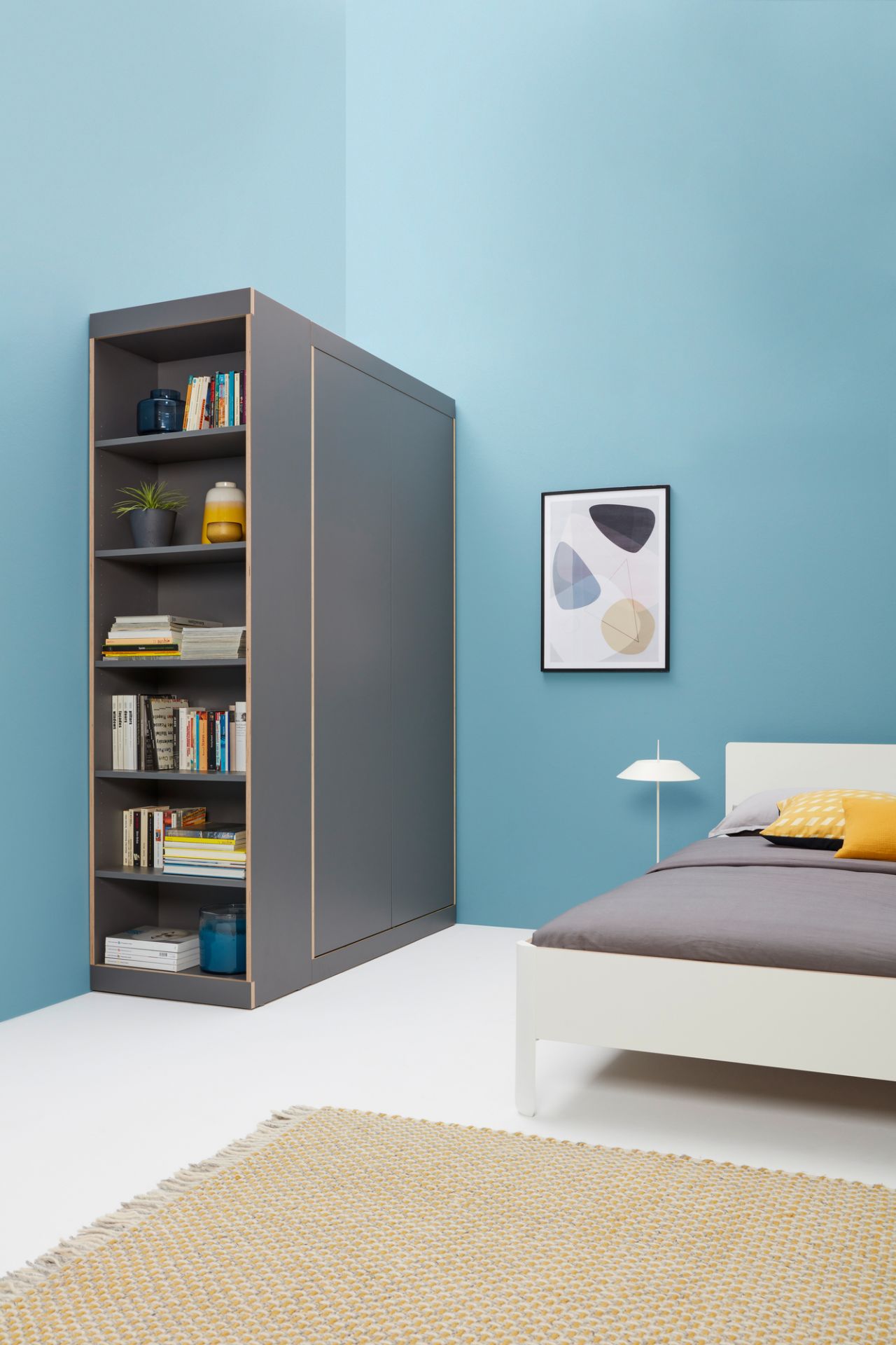 Nait Bett von Müller Möbelwerkstätten, weißes Holz mit Kopfteil, modernes Schlafzimmer Design.