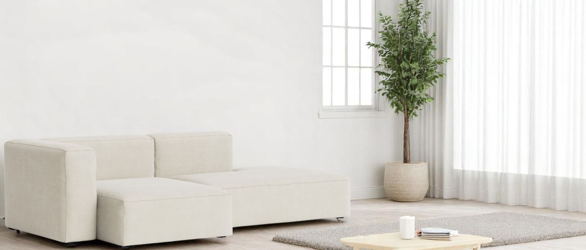 Helles Mags Sofa mit Armlehne links, Bolgheri Stoff, modernes Wohnzimmer Design.