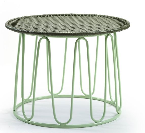 Olivgrüner Circo Beistelltisch von ames für den Outdoor-Bereich mit pastellgrünem Gestell. Runder Gartentisch.