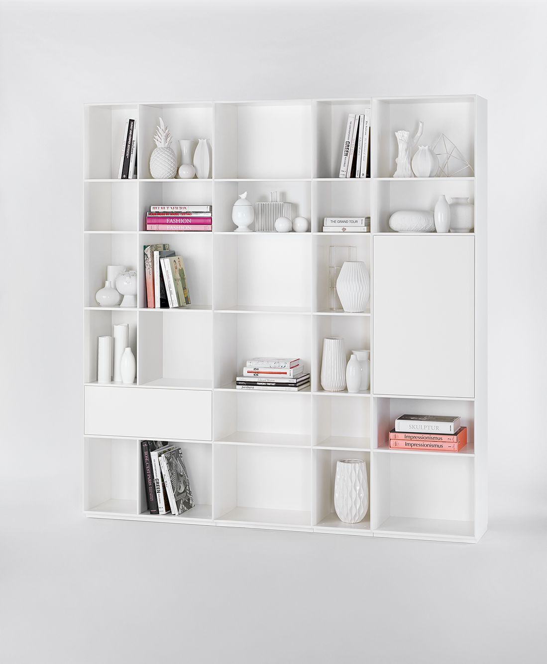 Weißes Nex Pur Regal von Piure mit Tür, Fachboden und dekorativen Elementen.