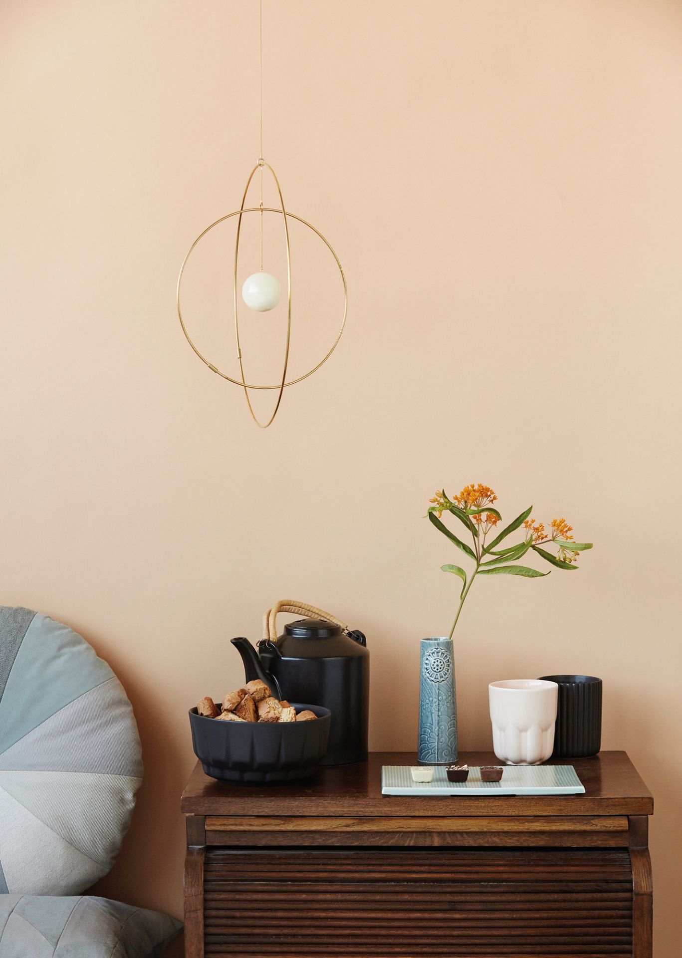 Detailaufnahme der Pipanella Flower Vase, kleine blaue Design-Vase mit orangen Blüten auf Kommode.