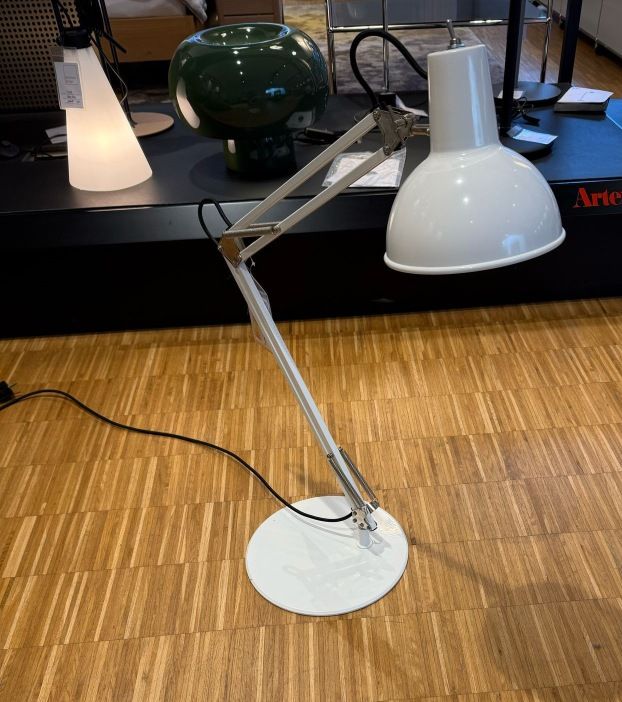 Weiße Midgard Federzugleuchte als Tischleuchte, verstellbar, für Arbeitsplatz oder Schreibtisch.