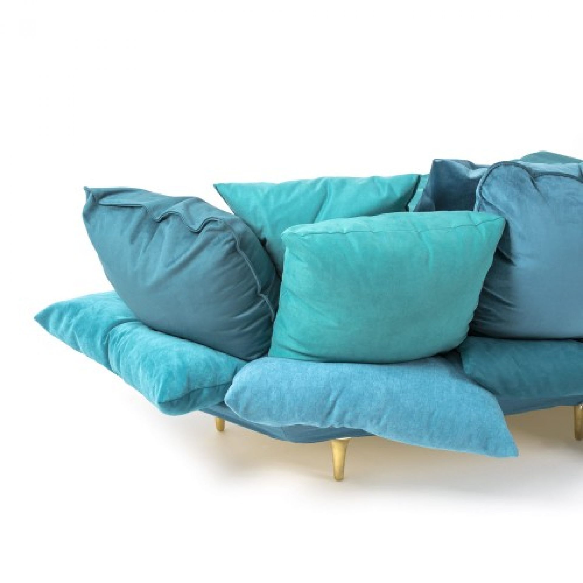 Detailaufnahme des türkisfarbenen Comfy Sofas von Seletti mit vielen Kissen und goldenen Füßen.